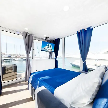 Houseboat Blue Zone 船上ホテル *