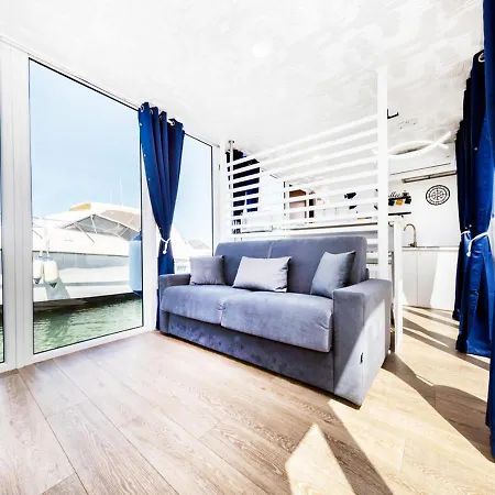 Houseboat Blue Zone