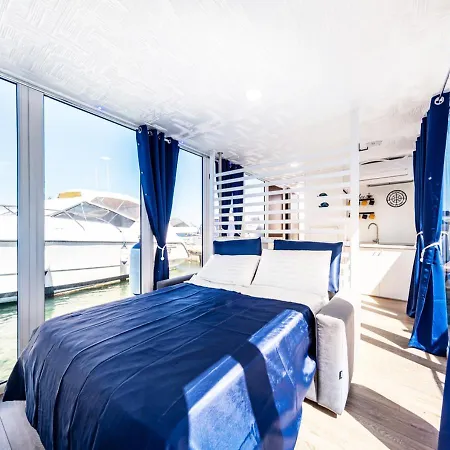 Houseboat Blue Zone
