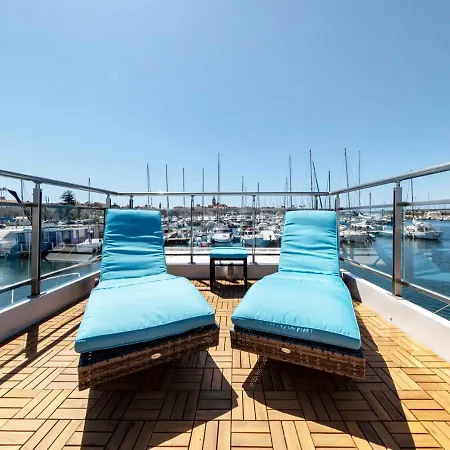 Paradise Blue Houseboat *