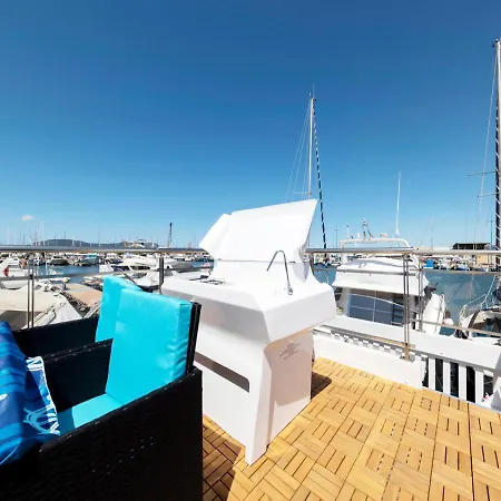 Paradise Blue Houseboat بوتيل